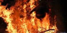 Los jóvenes visontinos dejan patente su valía desafiando al fuego. / SN