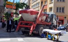Labores de evacuación de la octogenaria atropellada.