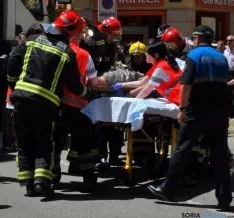 Labores de evacuación de la octogenaria atropellada.
