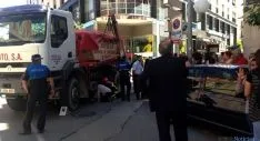 Bomberos y sanitarios en las labores de rescate de la mujer que permanecía bajo el camión