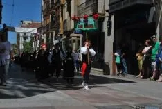Desfile hacia la plaza Mayor este Lunes de Bailas. / SN