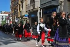 Desfile hacia la plaza Mayor este Lunes de Bailas. / SN