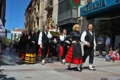 Desfile hacia la plaza Mayor este Lunes de Bailas. / SN