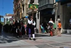 Desfile hacia la plaza Mayor este Lunes de Bailas. / SN