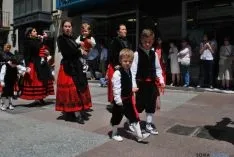 Desfile hacia la plaza Mayor este Lunes de Bailas. / SN