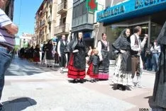 Desfile hacia la plaza Mayor este Lunes de Bailas. / SN