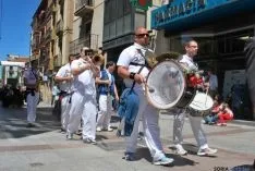 Desfile hacia la plaza Mayor este Lunes de Bailas. / SN