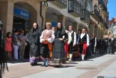 Desfile hacia la plaza Mayor este Lunes de Bailas. / SN