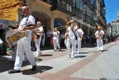 Desfile hacia la plaza Mayor este Lunes de Bailas. / SN