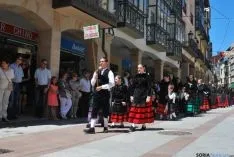 Desfile hacia la plaza Mayor este Lunes de Bailas. / SN