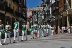 Desfile hacia la plaza Mayor este Lunes de Bailas. / SN