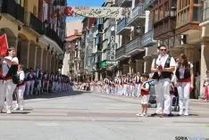 Desfile hacia la plaza Mayor este Lunes de Bailas. / SN