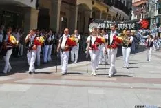 Desfile hacia la plaza Mayor este Lunes de Bailas. / SN