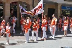 Desfile hacia la plaza Mayor este Lunes de Bailas. / SN