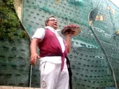 Diversos momentos de las pujas