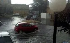 Entorno del hospital, con una bolsa de agua en la calzada.