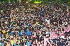 Ambiente en la plaza Mayor durante el Pregón