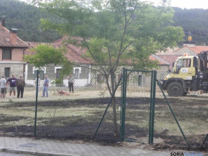 El fuego causado por la chispa de una segadora afecta a una finca de Navaleno