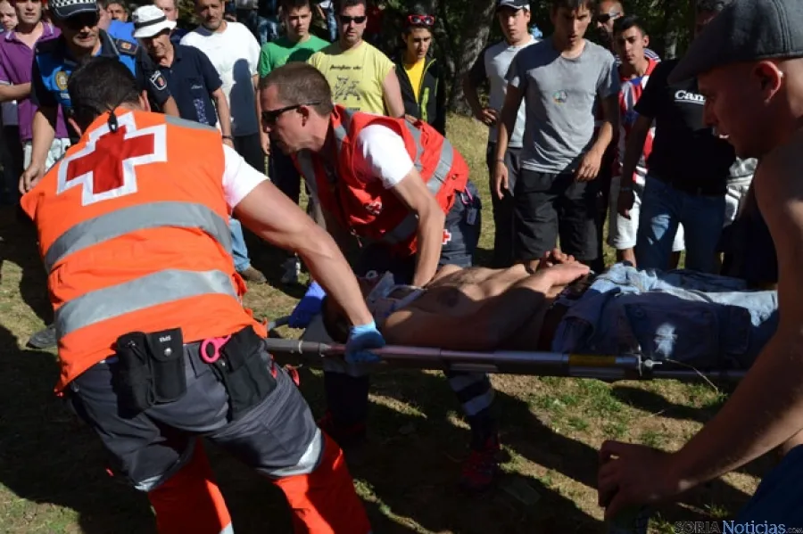 Joven atendido tras recibir un volteo por el último novillo de La Compra 