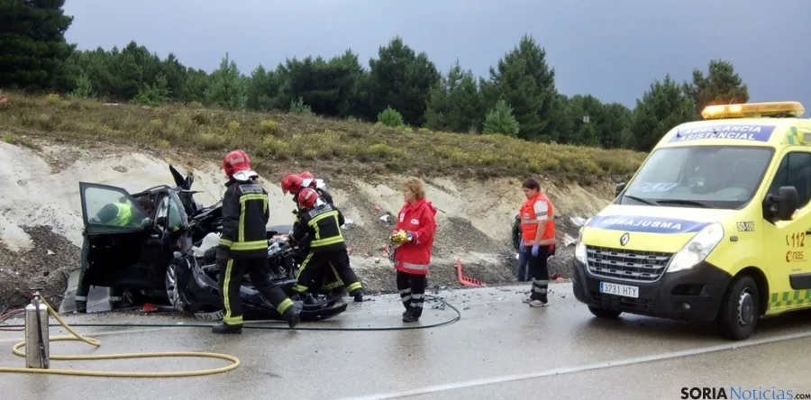 Los bomberos en labores de excarcelación. / G Media