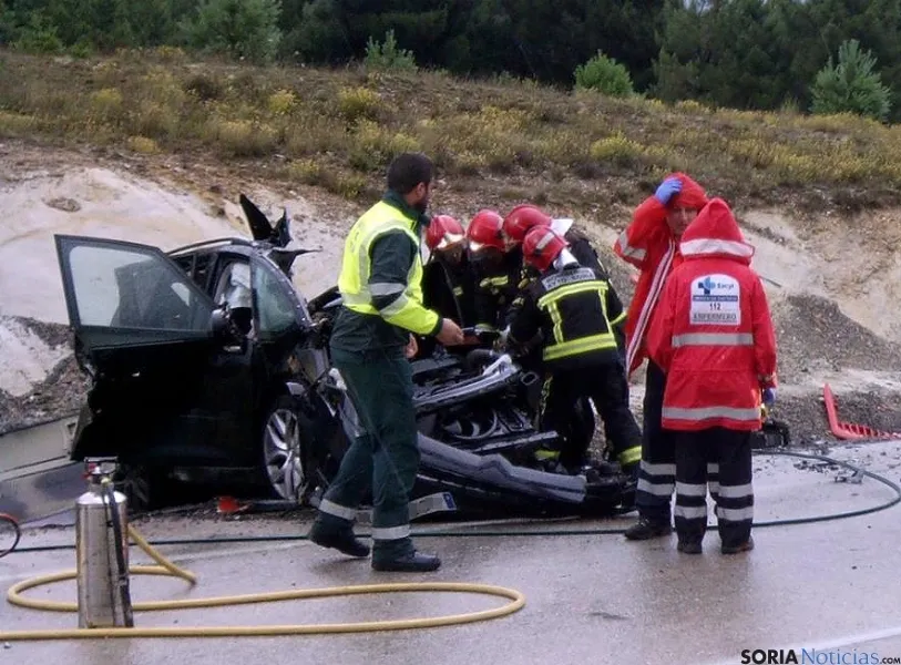 Los bomberos en labores de excarcelación. / G Media