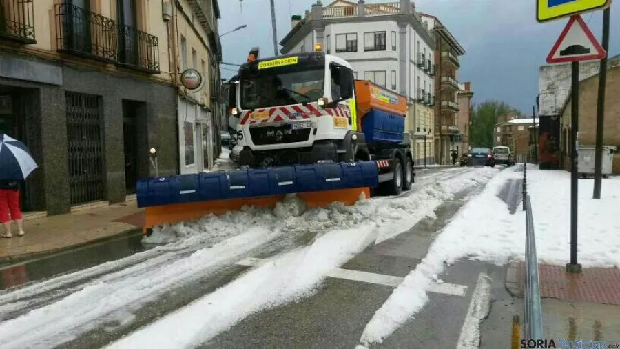 Una quitanieves en labores de limpieza de calzadas. / SN