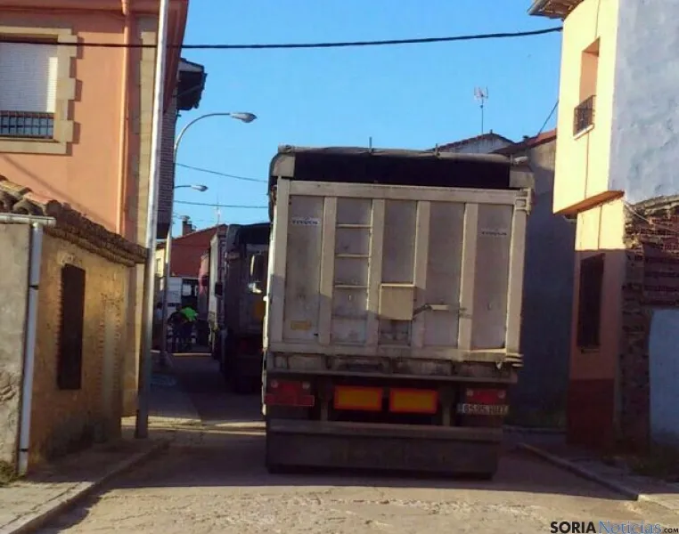 Los camiones, atascados en las calles de Bayubas. / SN