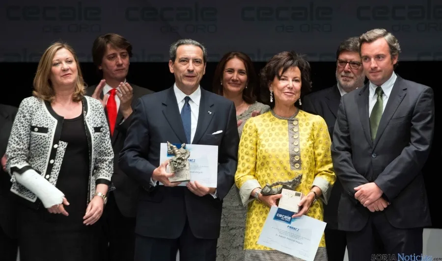 Pilar y Ramón Monreal recogen su CECALE de Oro.