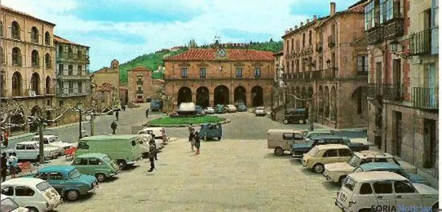 La fuente, al fondo, en una imagen de los años 70. / todocoleccion.net