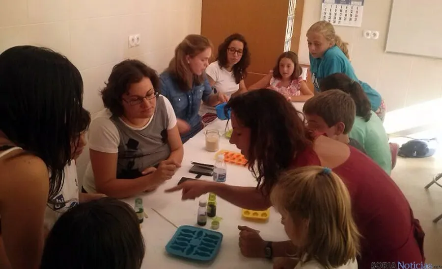 Distintos momentos de las actividades juveniles en Almazán este lunes. / SN