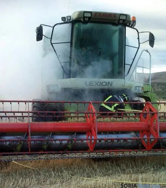 Los bomberos con la máquina cosechadora. / SN