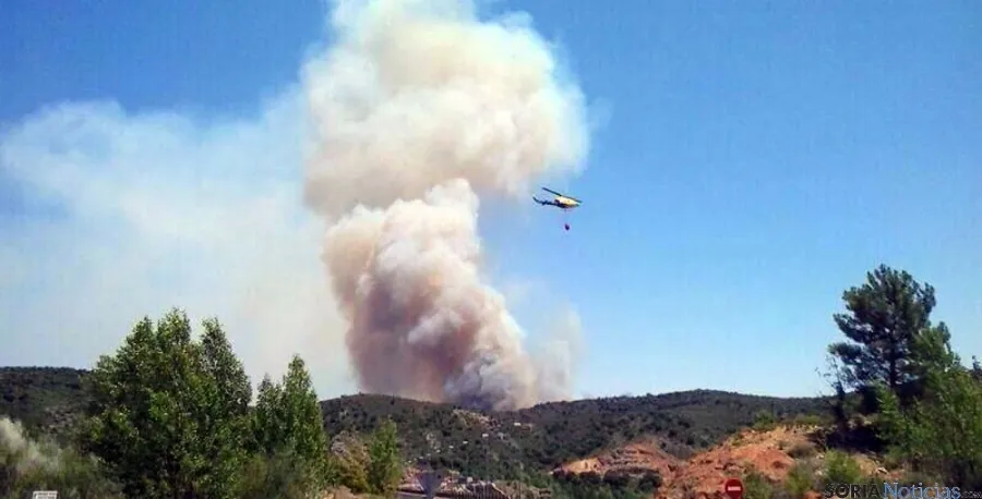 Un helicóptero sobrevuela el área del incendio en Cogulludo este jueves. / SN