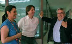 Seara (izda.), Mínguez y Sánchez en la sede socialista soriana. / SN