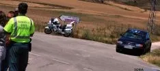 El lugar del accidente donde se aprecia en el suelo el lugar del trágico impacto. A la derecha el vehículo. / SN