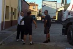 Los camiones, atascados en las calles de Bayubas. / SN