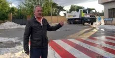 José Antonio de Miguel supervisa las labores de limpieza del granizo. / SN