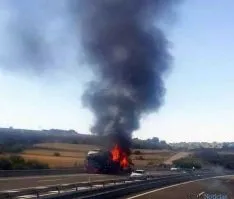 Imagen del camión en llamas esta tarde. / JDC