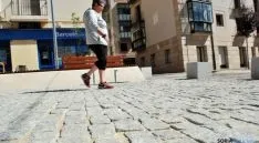 Una viandante observa en su paseo el suelo de la plaza del Vergel. / SN