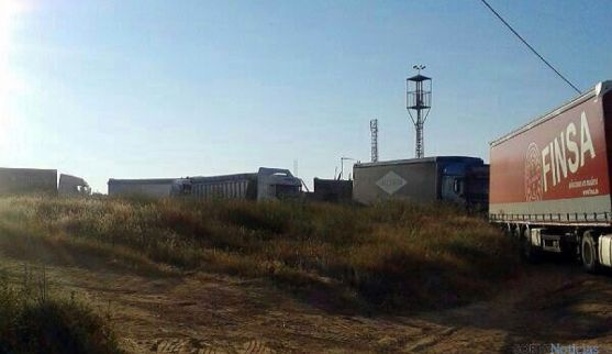 Los camiones, atascados en las calles de Bayubas. / SN