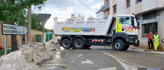 Un camión cargando bloques de granizo en almazán el miércoles. / SN