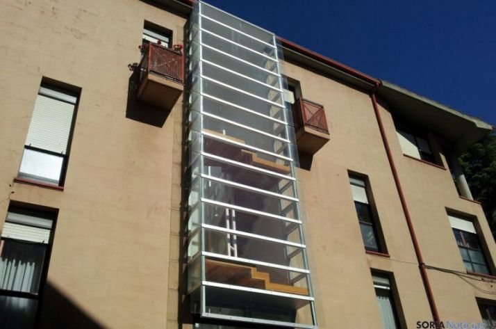 Edificio remodelado para instalar un ascensor dentro. / SN