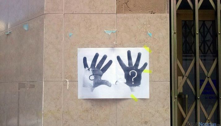 Uno de los cientos de carteles el martes. 