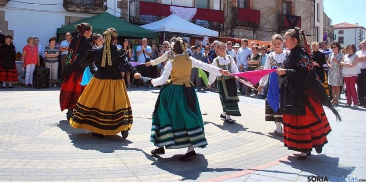 Exhibición de danzas tradicionales a cargo de grupos de Quintanar y de Vilviestre del Pinar