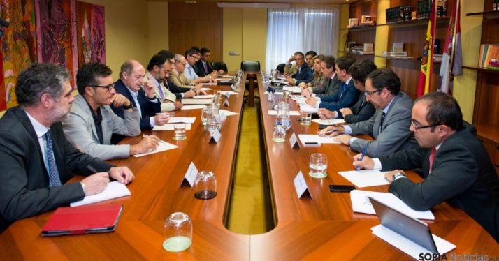 Representantes de municipios con más de 20.000 en la región, a la derecha, Luis Rey. / Jta.