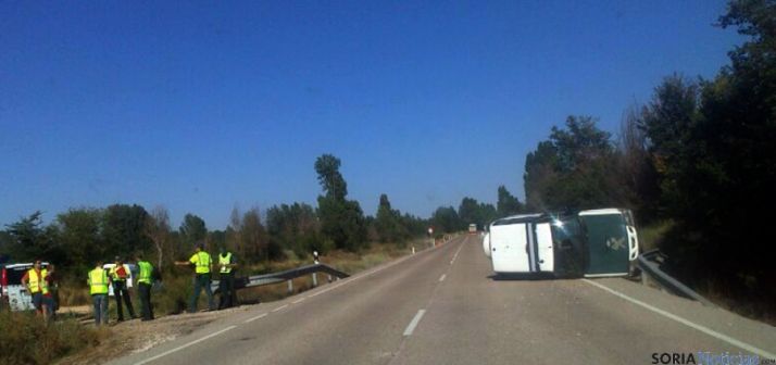 El vehículo siniestrado, en el margen derecho de la CL-116.  / SN