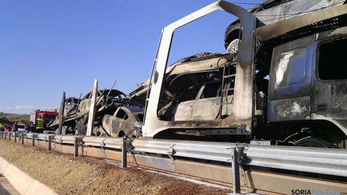 Estado del camión y la carga tras el incendio. / SN
