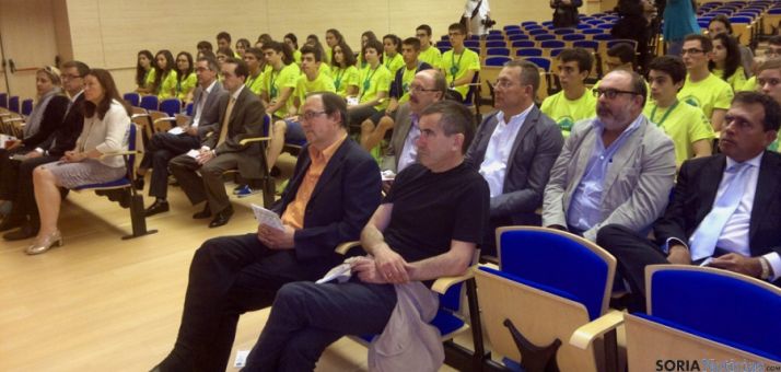 Alumnos, profesores y responsables de la Administración, este martes. / Subdeleg.