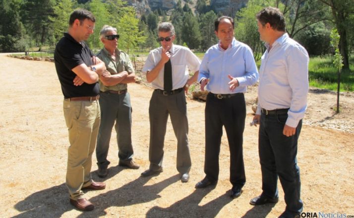 El delegado de la Junta (2º dcha,) en el Cañón. / Jta.