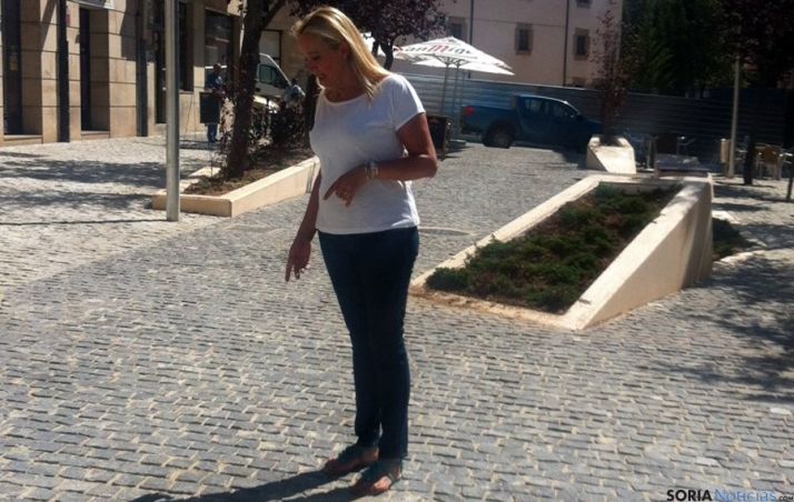 La concejal del PP, María José Fuentes,observando el pavimento del Vergel.
