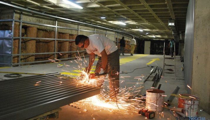 Un operario este lunes en el aparcamiento subterráneo de Granados. / SN